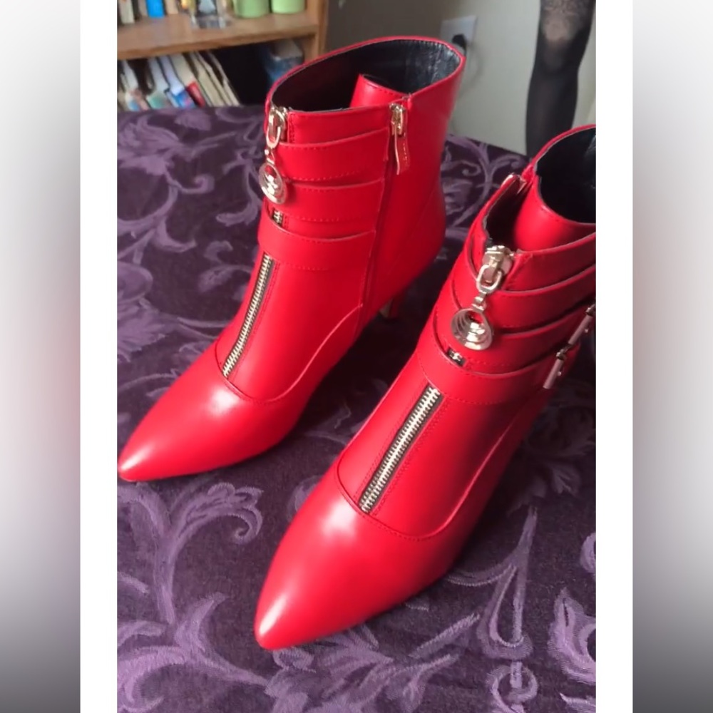 🔥💋 NWOT  !D!FU Sexy Red Leather 3-Buckle Faux 2-Zipper 3” Pump Heels 8